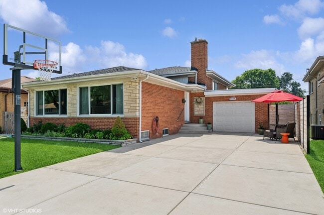 property at 5669 N Kerbs Ave