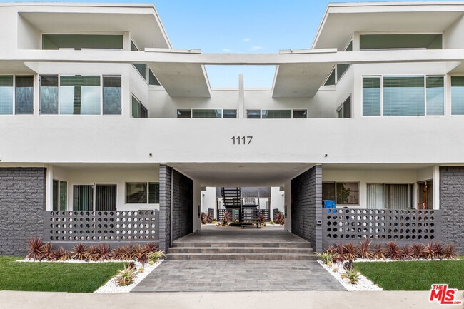1117 S Bronson Ave in Los Angeles, CA - Building Photo - Building Photo