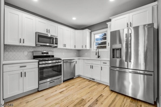 2106 Whittier St in Rahway, NJ - Foto de edificio - Building Photo