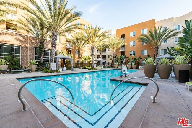 7290 Edinger Ave in Huntington Beach, CA - Foto de edificio - Building Photo
