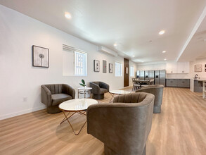 1654 W35th Private Suite—Co-living Life in Los Angeles, CA - Foto de edificio - Building Photo