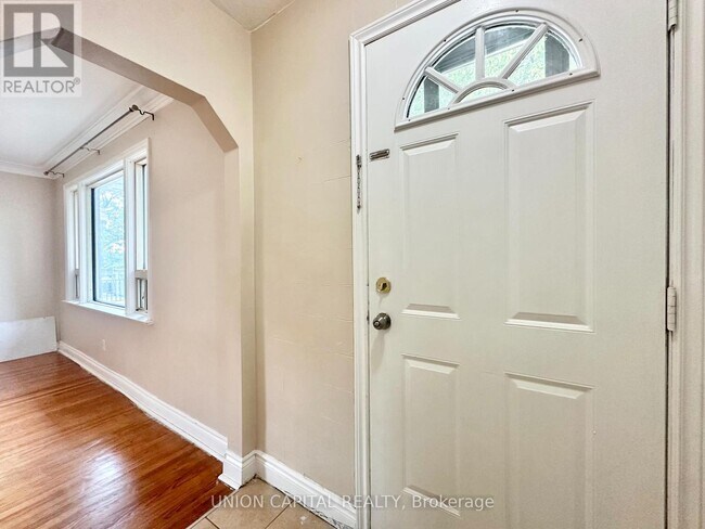 1048 Kennedy Rd in Toronto, ON - Building Photo - Building Photo