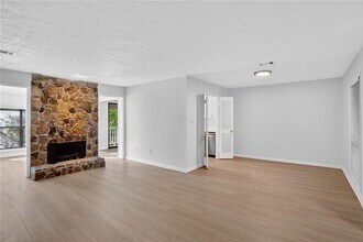 8740 Roswell Rd in Sandy Springs, GA - Foto de edificio - Building Photo