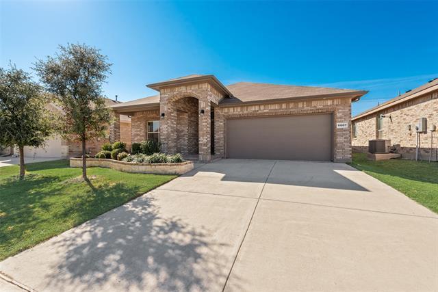 11057 Rockchapel Dr in Fort Worth, TX - Building Photo