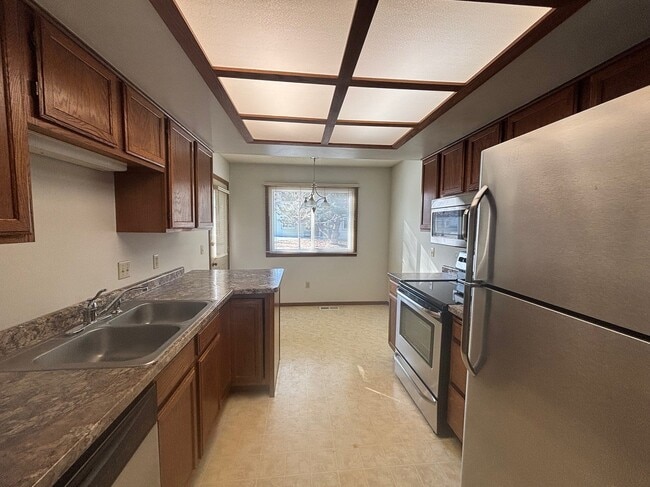 6269 Magda Dr in Maple Grove, MN - Foto de edificio - Building Photo