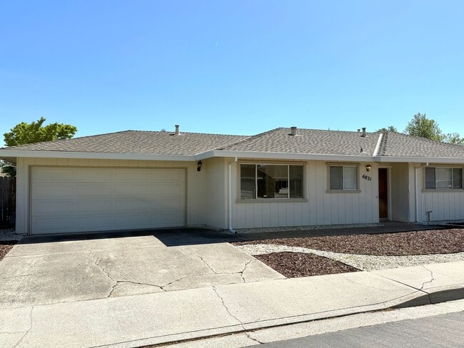 6821 Gloria Dr in Sacramento, CA - Building Photo - Building Photo