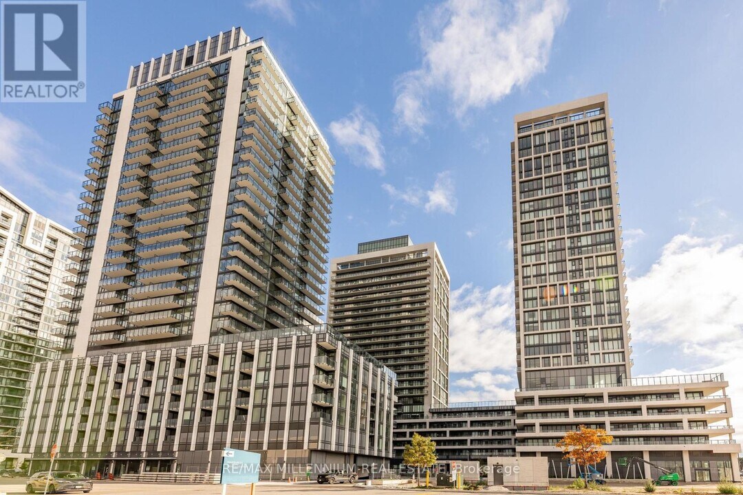 8960 Jane St in Vaughan, ON - Building Photo