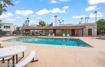 8450 E Old Spanish Trail in Tucson, AZ - Foto de edificio - Building Photo