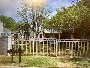 318 W Anderson St, Unit 200 in Weatherford, TX - Building Photo - Building Photo