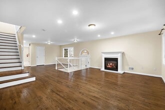 12 Liberty Ct. in Secaucus, NJ - Foto de edificio - Building Photo