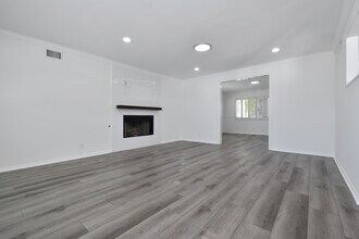 23648 Emelita St in Woodland Hills, CA - Building Photo - Building Photo