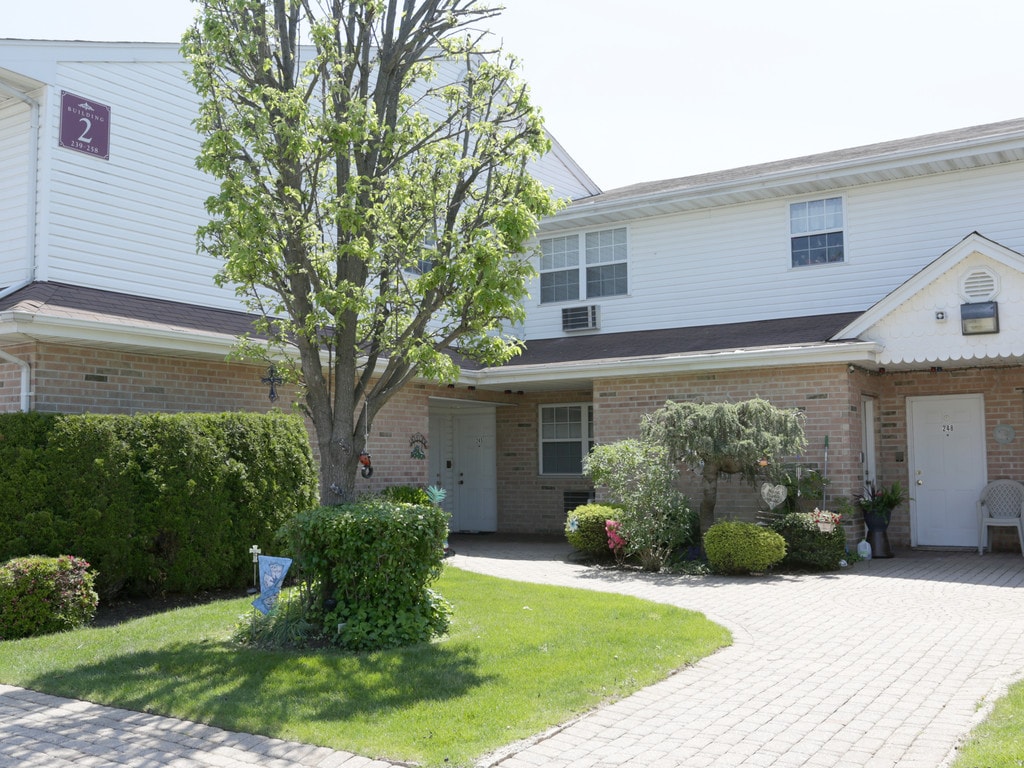 Senior Farmingdale Villas 55+ Apartments in Farmingdale, NY