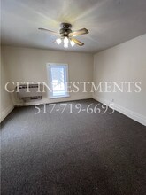 319 N Cochran Ave, Unit 3 in Charlotte, MI - Foto de edificio - Building Photo