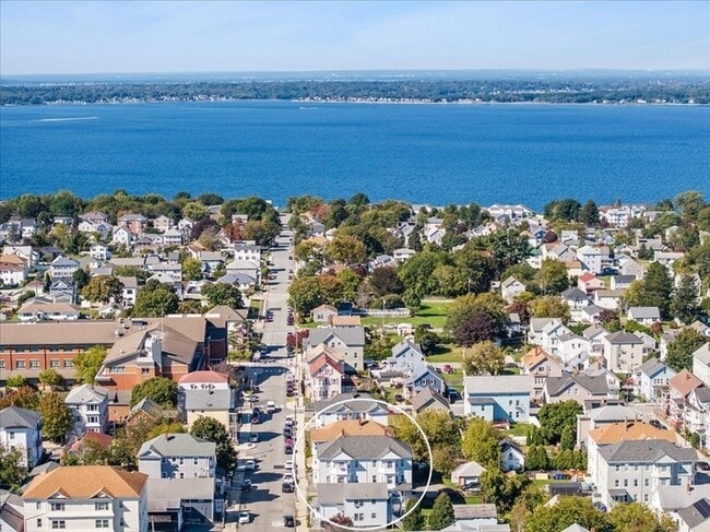 576 Slade St, Unit 2 in Fall River, MA - Foto de edificio - Building Photo