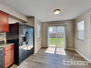 561 Grassy Bend Dr in Greenwood, IN - Foto de edificio - Building Photo