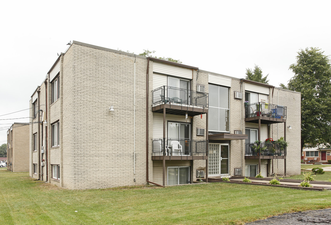 Garden Wood Apartments in Garden City, MI - Building Photo