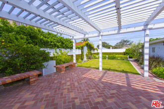 7416 Ogelsby Ave in Los Angeles, CA - Building Photo - Building Photo