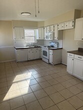 8411 Cloverport Dr in Louisville, KY - Building Photo - Building Photo