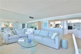 100 Sands Point Rd in Longboat Key, FL - Building Photo
