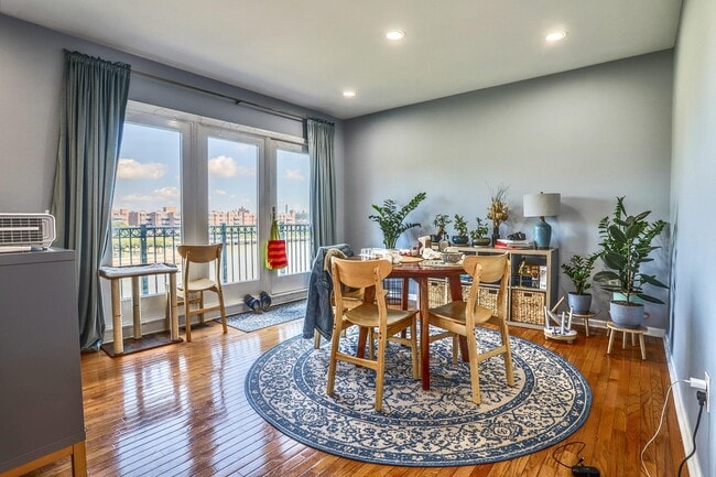 340 The Promenade in Edgewater, NJ - Building Photo - Building Photo