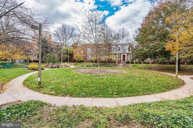1736 N Rhodes St, Unit 293 in Arlington, VA - Foto de edificio - Building Photo