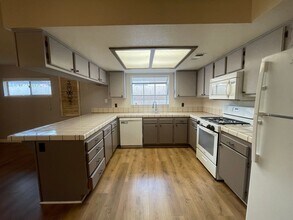 2113 Hillcrest Ave in Rosamond, CA - Building Photo - Building Photo