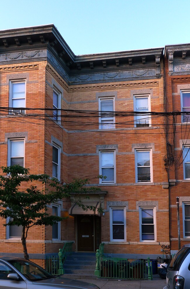 878 Woodward Ave