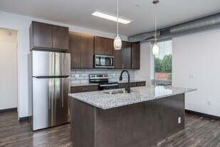 The Pearl Apartments in Minneapolis, MN - Building Photo