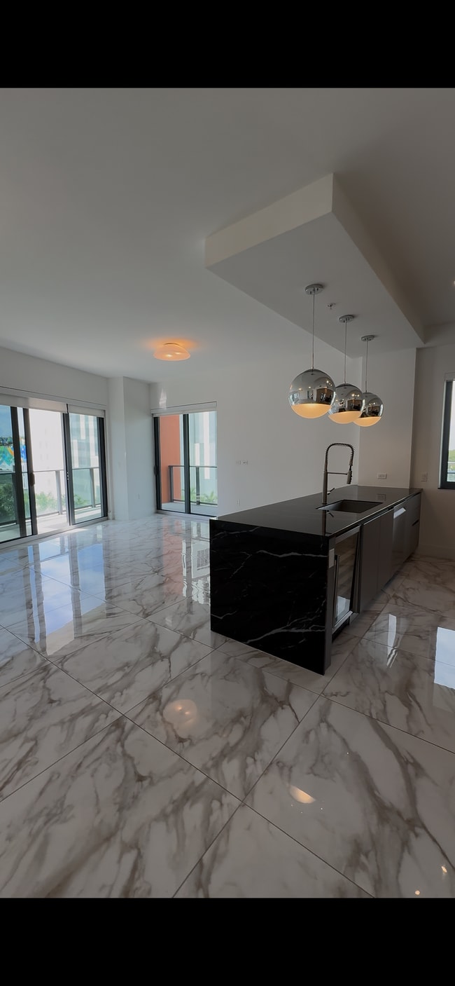 213 NE 27th St, Unit C3 in Miami, FL - Foto de edificio - Building Photo