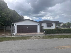 3295 NW 43rd Ter in Miami, FL - Building Photo - Building Photo
