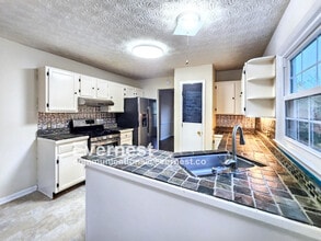 2047 Arbor Forest Dr SW in Marietta, GA - Foto de edificio - Building Photo