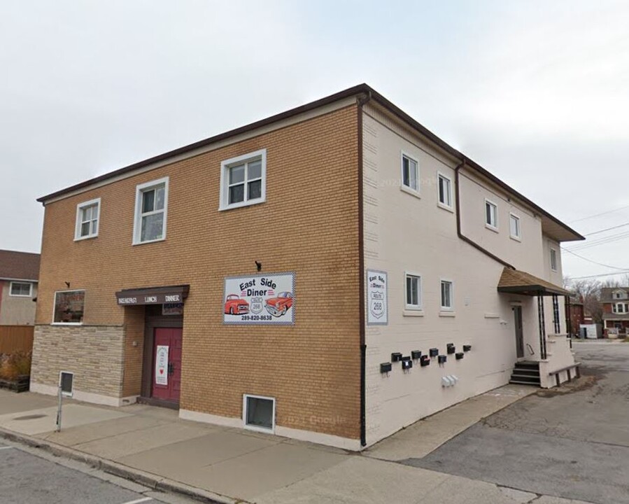 268 E Main St in Welland, ON - Building Photo