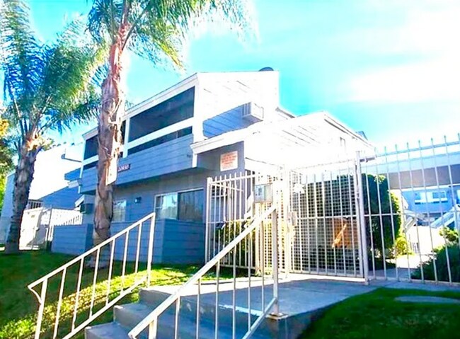 20930 Parthenia St, Unit 121 in Canoga Park, CA - Foto de edificio - Building Photo