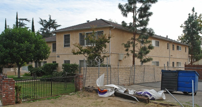 476 Woodbury Rd in Pasadena, CA - Foto de edificio - Building Photo