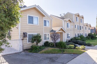 15004 Nordhoff St in North Hills, CA - Foto de edificio - Building Photo