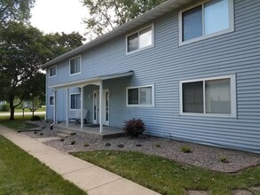 306 E Henry St, Unit Apt. 1 in Atkinson, IL - Building Photo - Building Photo