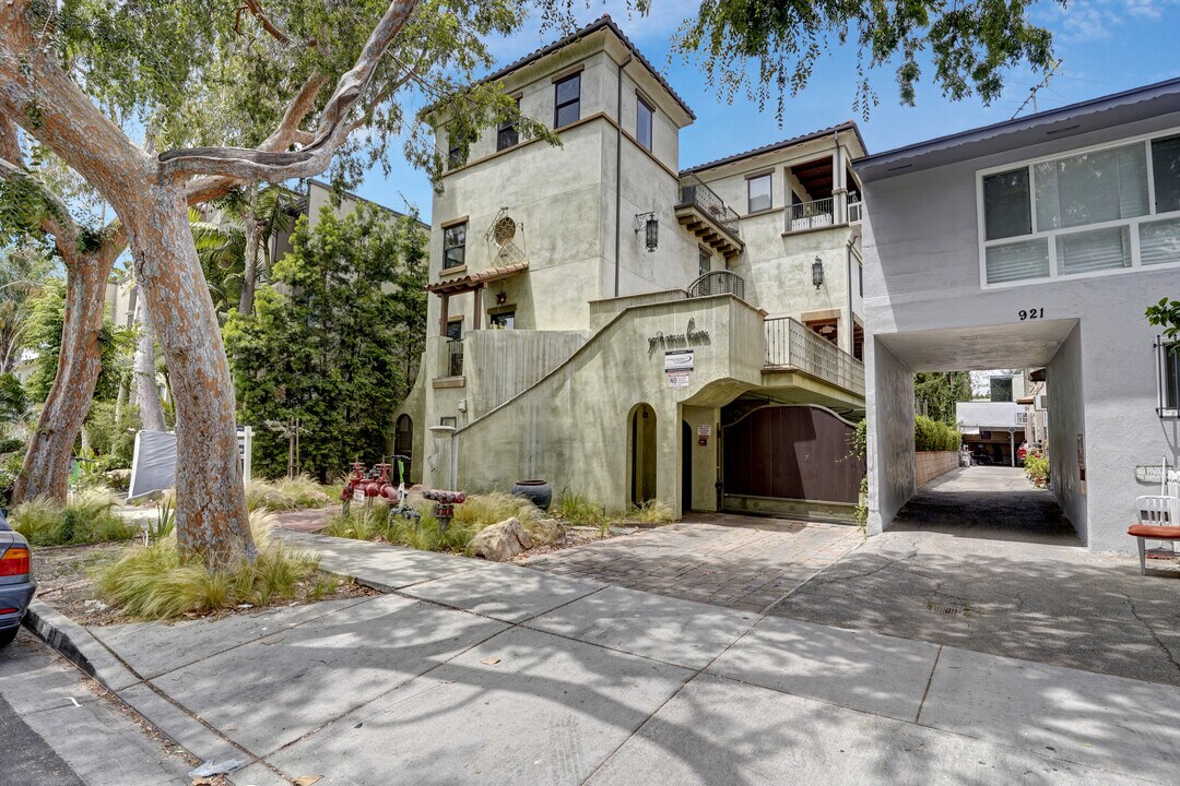 917 N Sierra Bonita Ave in West Hollywood, CA - Building Photo