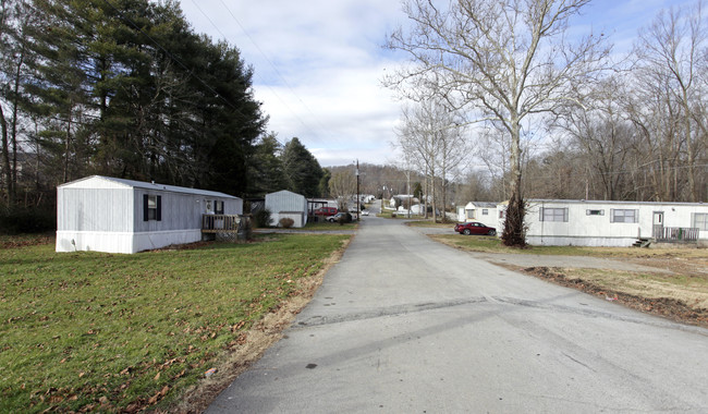 141 Coconut Ln in Powell, TN - Foto de edificio - Building Photo