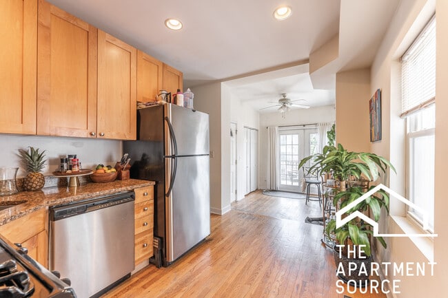 906 N Wood St, Unit 1F