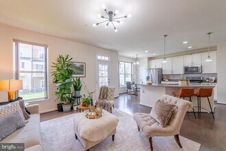 43376 Town Gate Square in Chantilly, VA - Building Photo - Building Photo