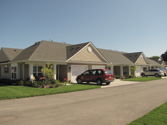 The Village of Royal Oak Senior Living 55+ in Royal Oak, MI - Foto de edificio - Building Photo