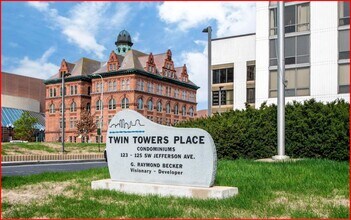 125 SW Jefferson Ave in Peoria, IL - Foto de edificio - Building Photo