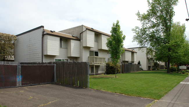 Highland Court in Corvallis, OR - Building Photo - Building Photo