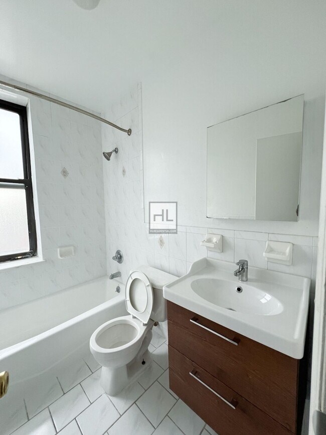 40-04-40-36 36th Ave in Queens, NY - Building Photo - Building Photo
