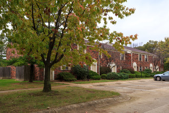 Waterford Court in Lafayette, IN - Foto de edificio - Building Photo