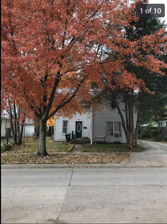 933 Webster St in Iowa City, IA - Building Photo