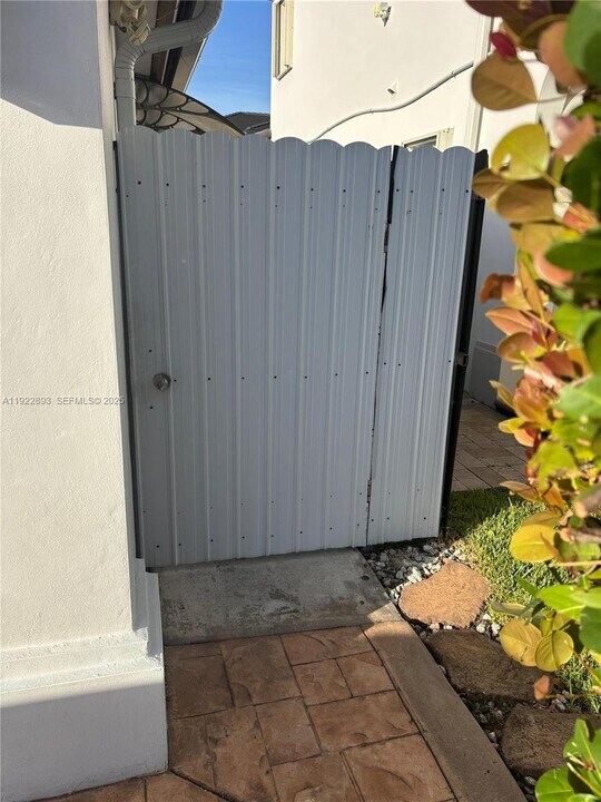 15535 SW 10th St in Miami, FL - Building Photo