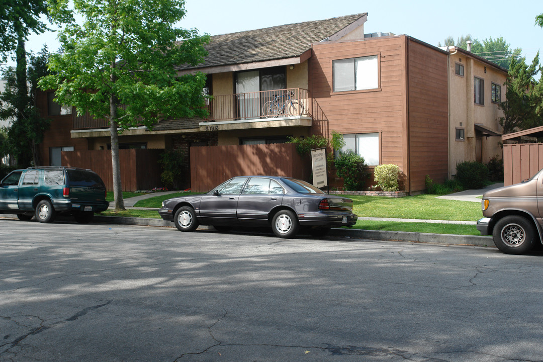 24315 Walnut St in Newhall, CA - Building Photo