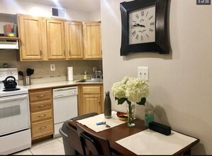 902 I St SE-Unit -English Basement in Washington, DC - Building Photo - Building Photo