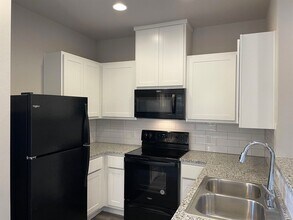 107 Peruna Dr in Marble Falls, TX - Foto de edificio - Building Photo